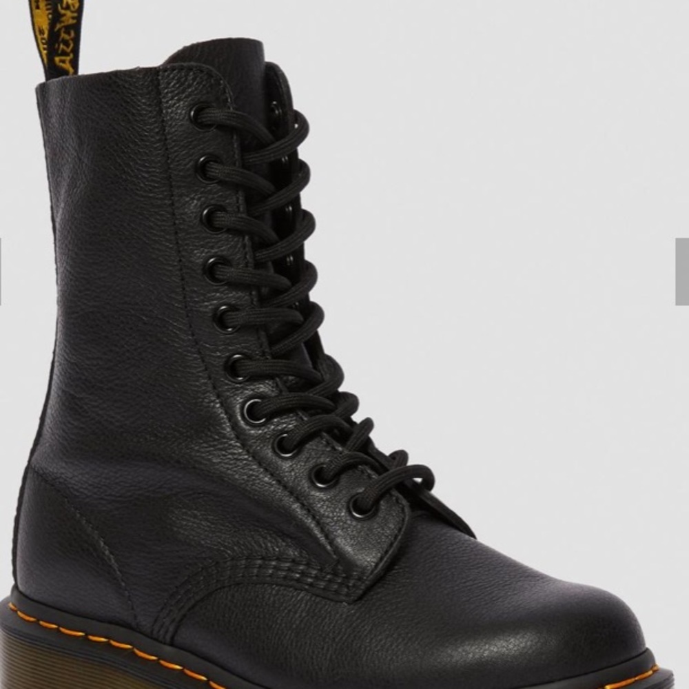 Doc Martens. 10 eye, Virginia leather boot
